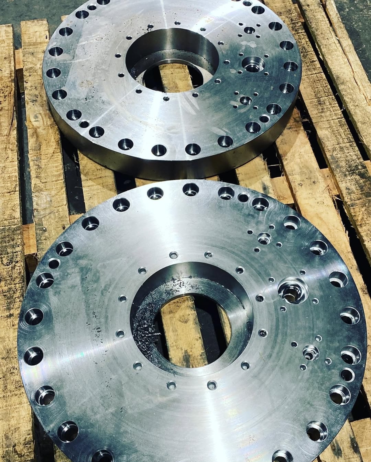 Bridas de gran diámetro con patrón de perforaciones.