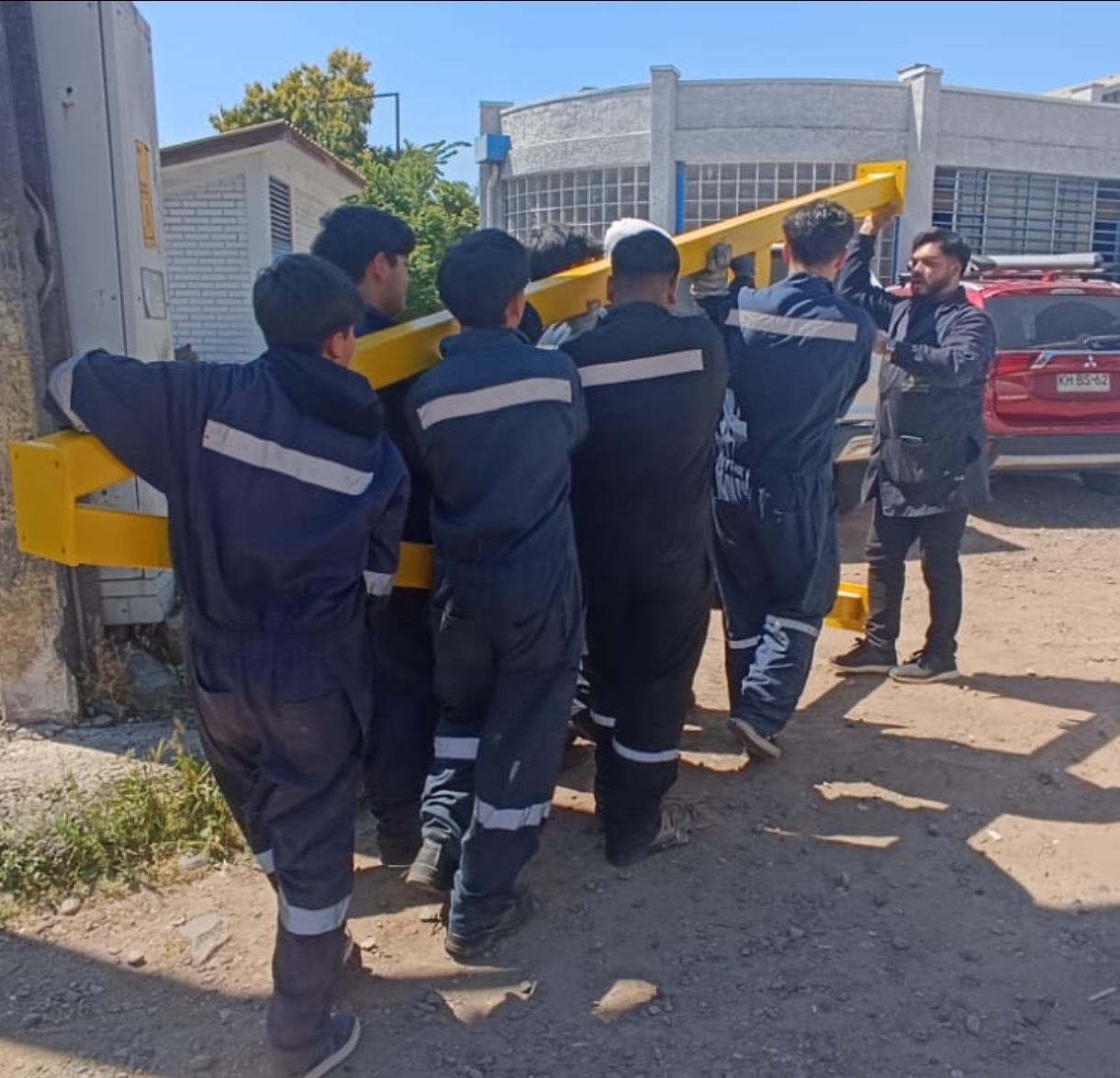 Estudiantes técnico-profesionales junto al equipo SOINMET