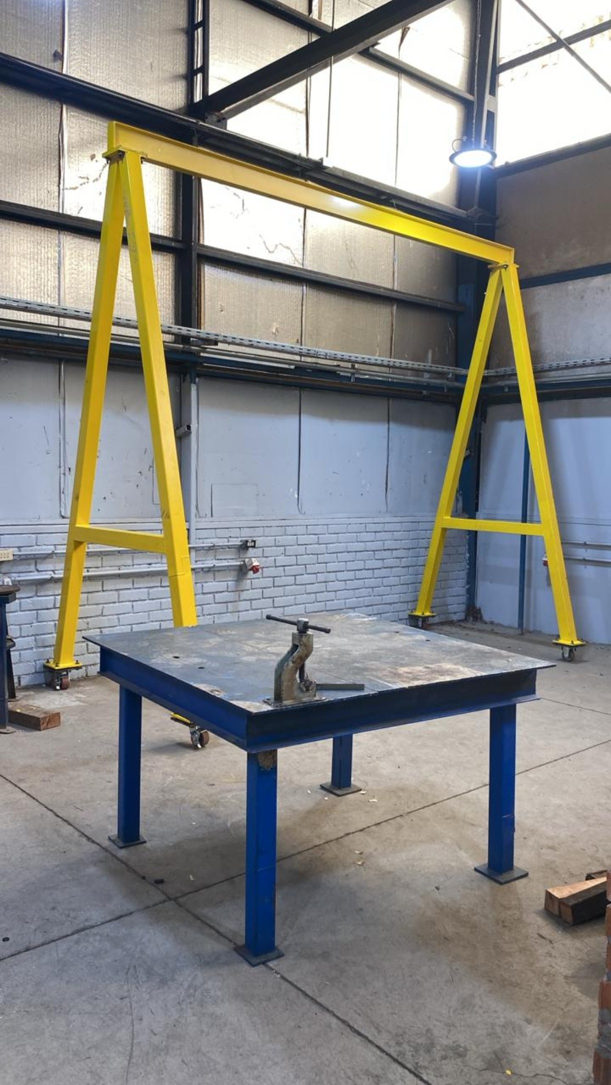 Pórtico grúa y mesa de soldadura fabricados